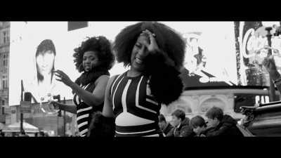 Sophie Lloyd、Dames Brown - Calling Out