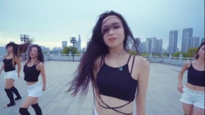 青鸾无烟 - 节奏欢快的《DumTekTek》刚过，一曲《说散就散》深情洒脱