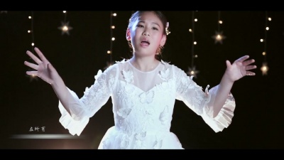 李雨桐 - 10岁女孩李雨桐《左手指月》MV
