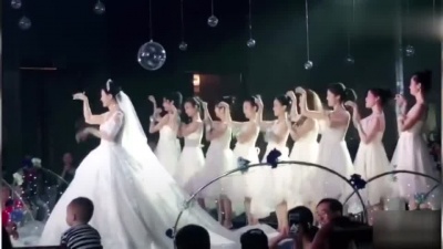 火影佐罗的哥哥 - 新娘伴娘婚礼现场跳《学猫叫》能猜出哪个是新娘吗？