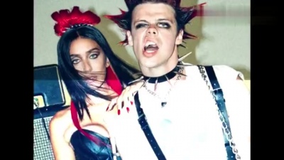 YUNGBLUD - Strawberry Lipstick