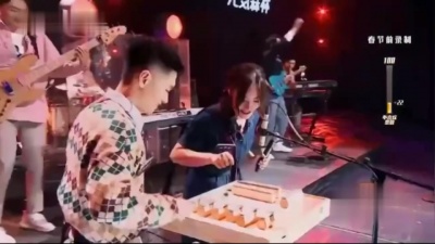 郑洛宇、刘郡格、郭欣、杨靖涛、孙首地、朱彬赫、乐队无限公司 - 日不落