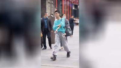 音乐溜草莓 - 男人口红抹起来也是挺好看吧