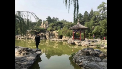 罗扬锦露 - 著名艺术家罗扬露日坛游玩。
