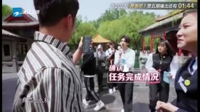 童童看综艺 - 《奔跑吧》跑男团为了做秘密任务，在各个地方加油工作