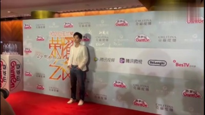 娱乐新鲜报 - 第27届白玉兰荣耀之夜酒会董子健一身白色西装亮相，清爽帅气