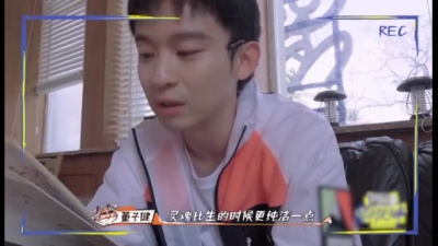 童童看综艺 - 《恰好是少年》最新花絮中，董子健念书好像电影独白