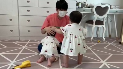 娱乐新鲜报 - 花江夏樹与双胞胎女儿
