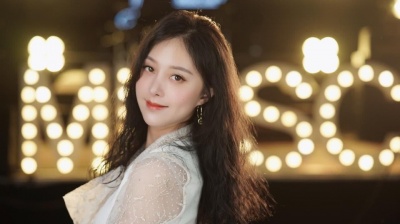 一窝皮皮虾 - 美女一首王杰《一场游戏一场梦》，无法抗拒的经典旋律，太好听了