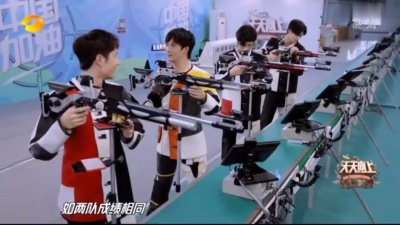 童童看综艺 - 《天天向上》王一博试射9.4环