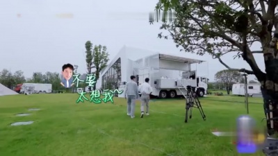 童童看综艺 - 龚俊和《中餐厅5》每个成员一一拥抱握手告别
