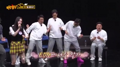 韩流小天使 - 《认识的哥哥》中KARINA 单人舞台表演播放量突破300万