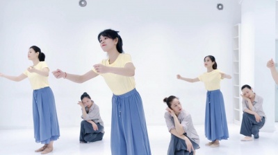 全球音乐榜 - 温馨的现当代舞《萱草花》，双人舞演绎感人亲情！