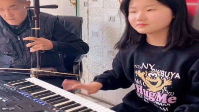 爱音乐爱生活 - 爺孫才藝組合，坐在這裡歡樂彈奏一首經典老歌《敖包相會》，琴聲優美，醉人心