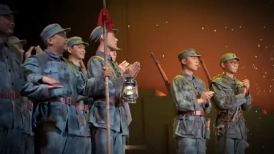 爱豆圈 - 张真源《铁流东进》谢幕视频，敬礼的小柴火好正！