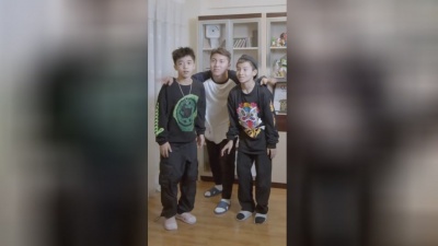 娱超人 - 和两个帅弟弟的#打拳舞 @小黄牛 @李卓伦Jaron ??? #姐夫编舞 #姐姐姐夫的日常
