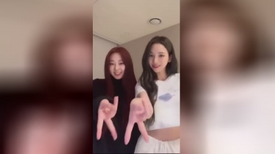 韩流小天使 - KARINA & GISELLE《GAL jjang yeppeuda》舞蹈视频，美女旁边还是美女！