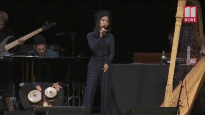 到远方旅行 - Jhené Aiko 于 Nipsey Hussle 纪念晚会现场表演单曲《Eternal Sunshine》