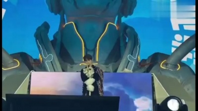 爱豆圈 - 《2022成都天空音乐会》何洛洛带着云来唱歌了