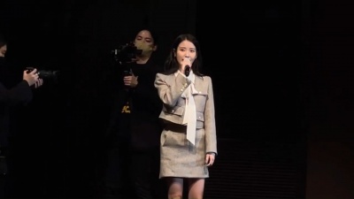 韩流小天使 - IU参加智妍婚礼并唱祝歌《Blueming》