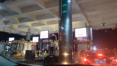 账号已注销 - 突遇前方车辆被查扣车，被迫堵在高速出口，究竟发生了什么？