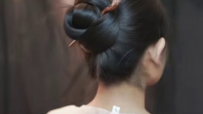 赖橙橙 - 反手一盘，发髻就来。一根木簪就能搞定中式盘发啦#簪子挽发