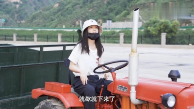 影视大网罗 - 《人生之路》李沁片场学开拖拉机幕后花絮
