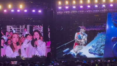 豆豆果 - 2023周杰伦香港演唱会Day4容祖儿和阿Sa蔡卓妍现身演唱会，并点歌《明明就》