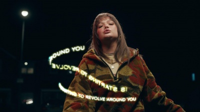Lola Young - Revolve Around You