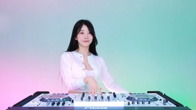 DJ国飞 - 欧罗拉酒吧美女现场打碟全英文串烧舞曲【8】