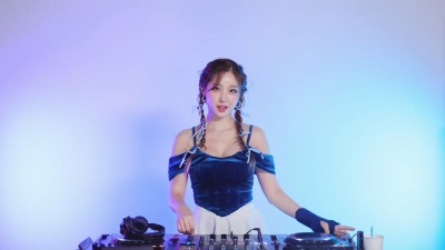 DJ国飞 - 美女现场打碟全英文EDM精品串烧嗨曲