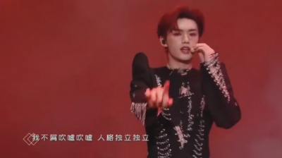 豆豆果 - 丁程鑫《新物种》2023叁重楼暨出道四周年演唱会澳门站现场