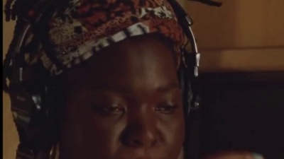 一个不知名圈内人士 - 英国嘻哈歌手Little Simz和Michael Kiwanuka合作新曲《Flowers》演唱版MV发布，节奏很欢快呢！~