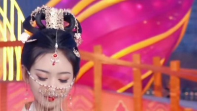 隔壁老外 - 《佳人伴孤灯》春有意，人有情，满怀惆怅化琴声。#千艺