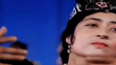 近海深蓝1990 - 经典舞蹈歌曲《欢乐的跳吧》，新疆美丽公主组合演唱