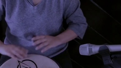 熟悉陌生人 - 听发烧女声张玮伽的《无心伤害》，配上手鼓更好听