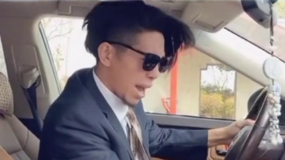 绝密研究所所长 - 哥们视频配音这么卖力 脖子都快被摇断 真是给力 《音响破坏者》 Dj版 搞笑视频分享