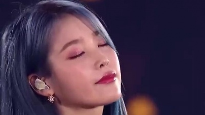 嘎啦嘎啦_ - 【超清现场】IU《 秋日早晨》（重制版）  live
