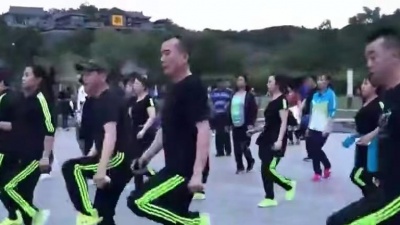 *** - 广场舞鬼步舞《兄弟抱一下》节奏欢快，路人都看得入迷