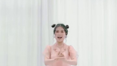 一个不知名圈内人士 - 您#陪我长大 我陪您变老❤好温馨的歌，适合#母亲节 #父亲节 跳给父母看哟#幼师 #幼师舞蹈 （原唱：何羿菲）
