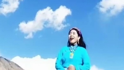 萧剑 - 高原美女一首《香巴拉并不遥远》歌声嘹亮，悠扬动听！