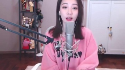 音乐会旅行 - 被选为5部电视剧主题曲的经典《太多》，冯提莫一开口就是回忆啊