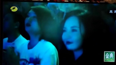 井幽幽 - 看最喜欢的歌手，张韶涵唱了一首里很火得一首在人间，汪峰唱了这一首，真的好好听，能能给小心心吗？