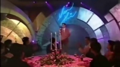 酱紫音乐 - 许冠杰退隐之夜，谭咏麟为他现场《天才白痴梦》全场掌声伴奏！