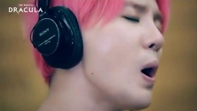 XIA (준수) (俊秀)、郑善雅 - Loving You Keeps Me Alive
