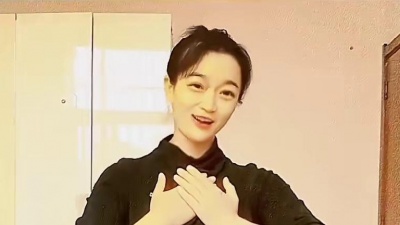 香喷喷的小烤鸡 - 女人就应该抄得起啤酒瓶，端得起红酒杯，穿得起平底鞋，吼得住高跟鞋，在家可做小女人，在外可赚钱养家，也有随时转身离开的能力，脾气不好性子傲 ，气质这块不会掉#爱情买卖#手势舞