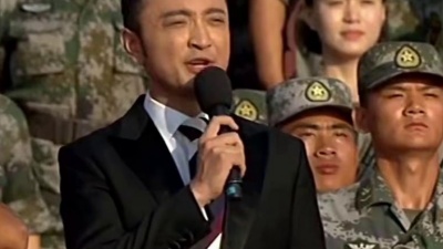 周澎 - 周澎为受阅官兵们激情现场代表作《我要胜利》
