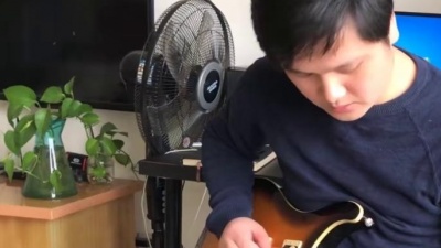 听曲  给生活以微笑 - 即刻音乐朱晋电吉他演奏《千年等一回》，回忆经典