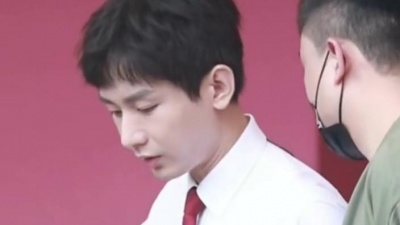 得瑟 - 【成毅】从画里走出来的体制内男友 | 电视剧底线衬衫制服路透混剪