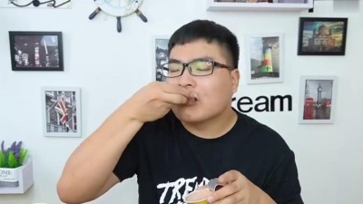 黑夜中飘荡 - 评测600块一包的白俄罗斯军粮，说是稀有没想到打开一堆超市配置